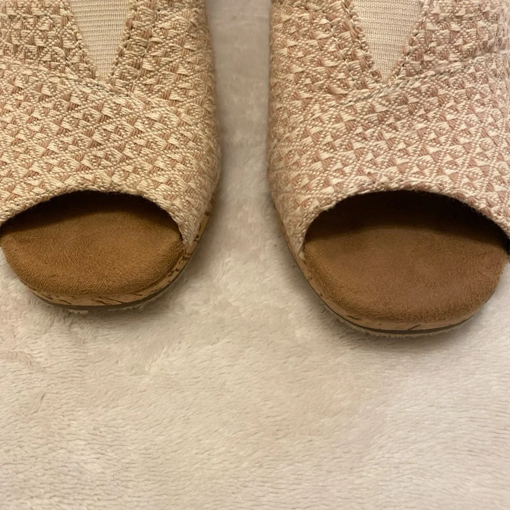 TOMS Women's  Beige Triangle Bow Cork Wedges